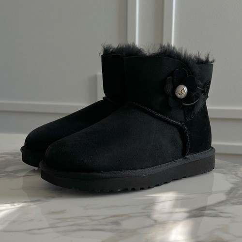 Nwt ugg mini bailey button - -,